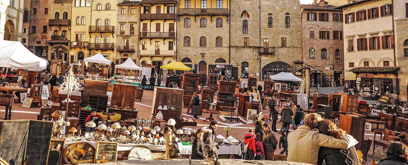 Arezzo Antikk Marked, Arezzo. Italias største og eldste antikvitetsmesse. Loppemarkeder i Europa