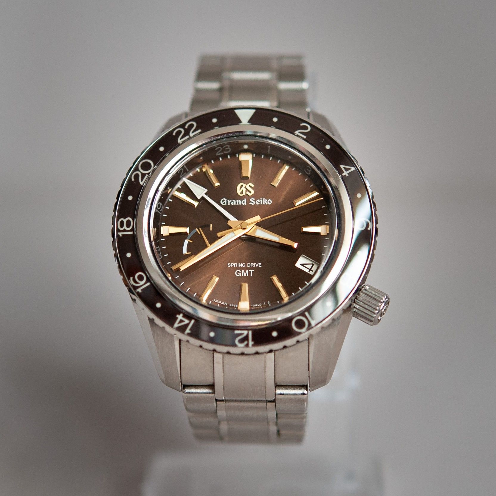 Grand Seiko Spring Drive GMT “Champagne Diamond” SBGE267G, front picture