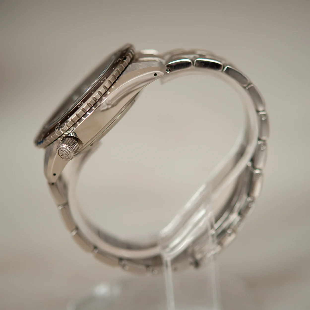 Grand Seiko Spring Drive GMT “Champagne Diamond” SBGE267G, side