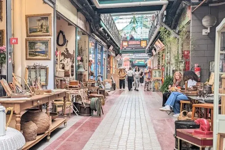 Saint-Ouen, Paris. Verdens største permanente loppemarked med over 1700 boder/butikker. Beste loppemarkedene i Europa