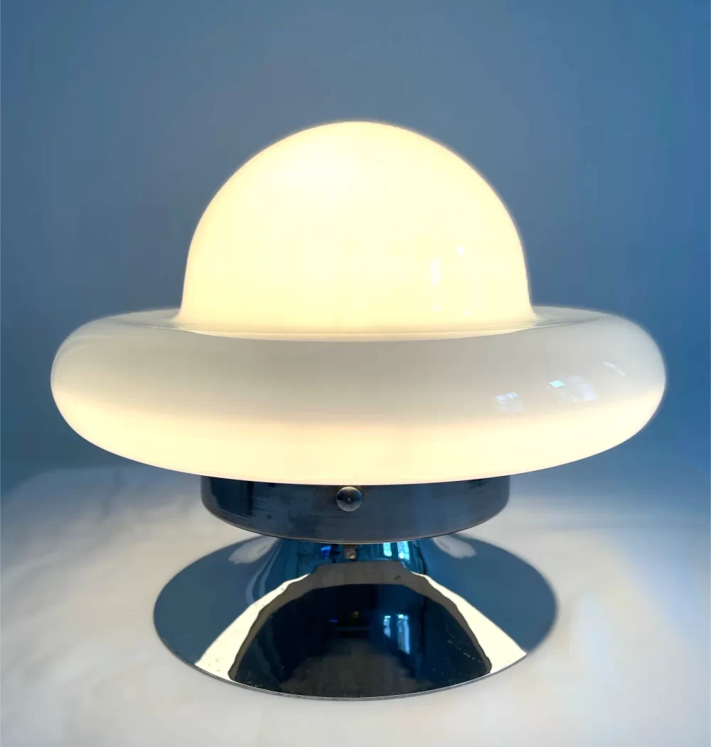 Murano Mazzega UFO bordlampe i hvit opalin glass. 1970-tallet