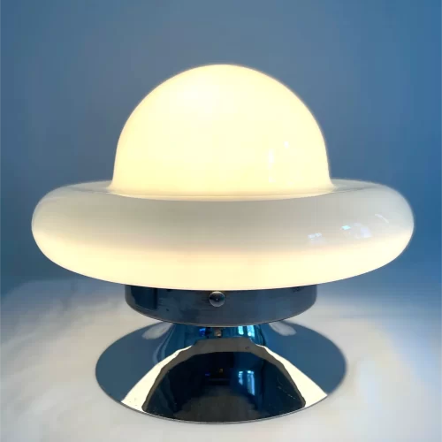 Murano Mazzega UFO bordlampe i hvit opalin glass. 1970-tallet