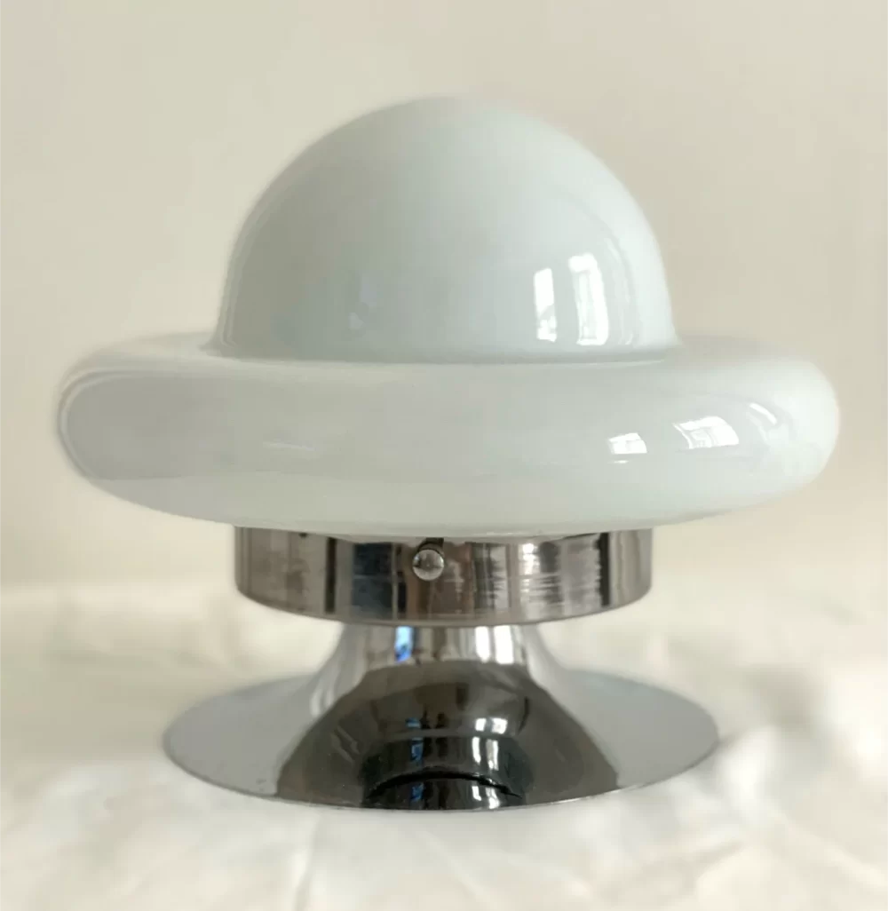 Murano Mazzega UFO bordlampe i hvit opalin glass. 1970-tallet