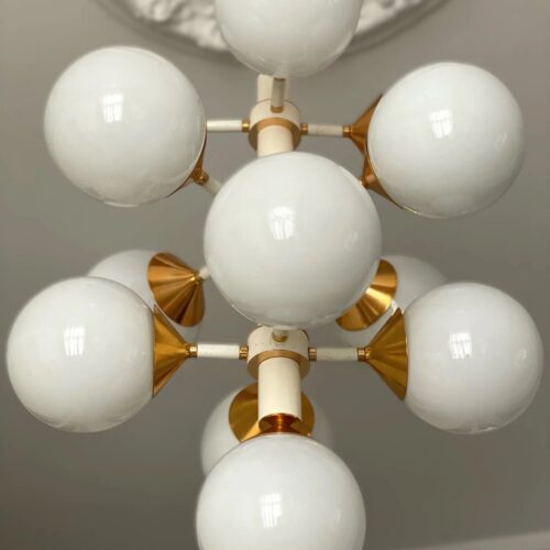 Space Age messingtaklampe fra 1960-tallet med 13 hvite sfæriske glass.