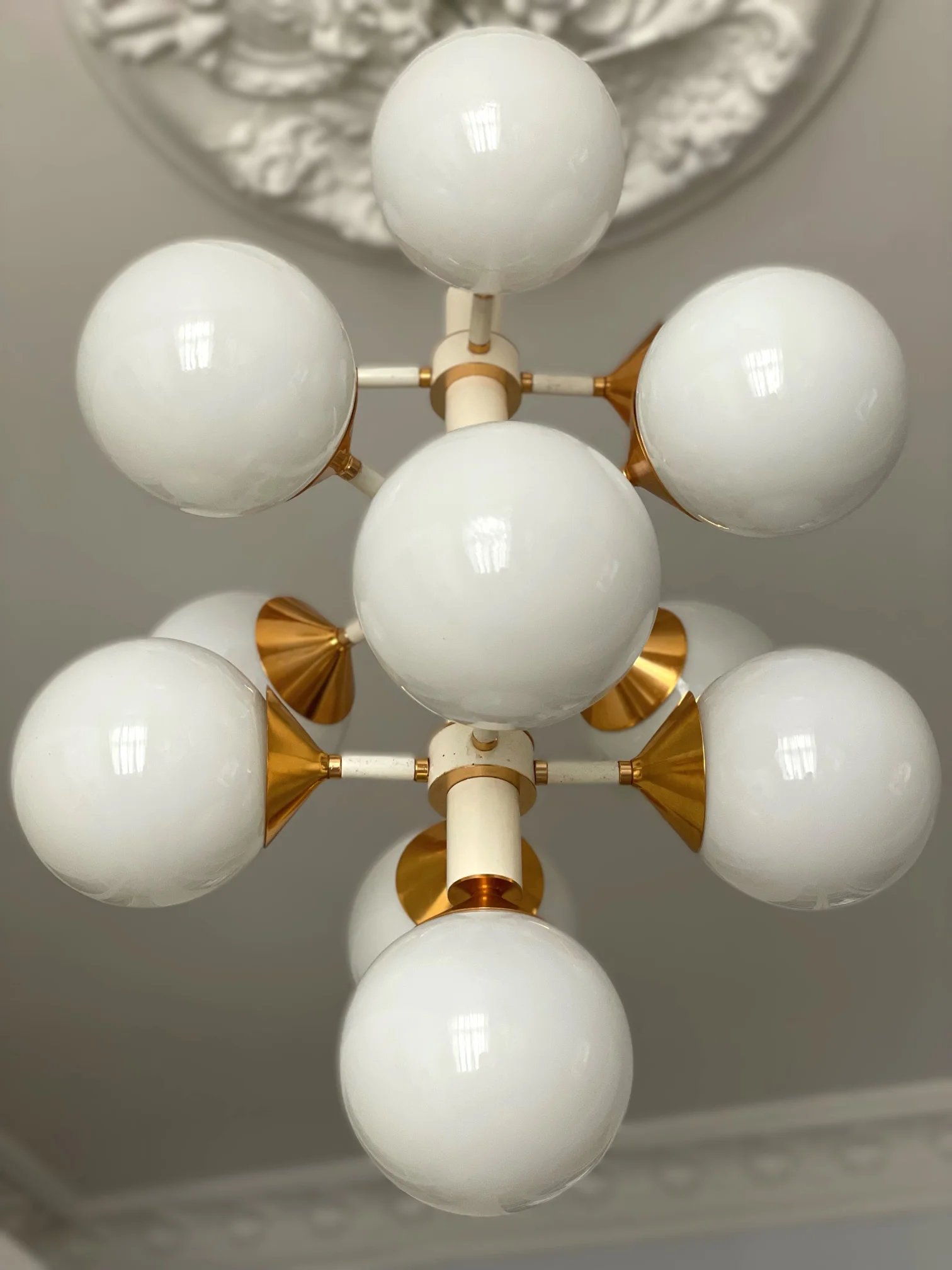 Space Age messingtaklampe fra 1960-tallet med 13 hvite sfæriske glass.